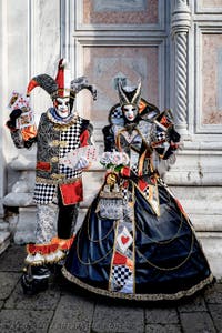 Die Kostümierten der Karnevalsparade von Venedig 2026 vor der Kirche San Zaccaria.