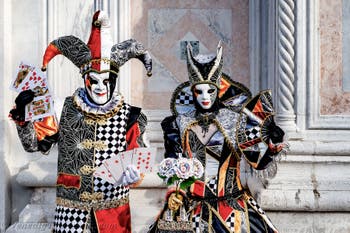 Die Kostümierten der Karnevalsparade von Venedig 2026 vor der Kirche San Zaccaria.