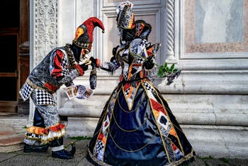 Die Kostümierten der Karnevalsparade von Venedig 2026 vor der Kirche San Zaccaria.