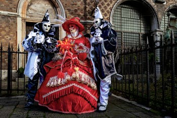 Die Kostümierten der Karnevalsparade von Venedig 2026 vor der Kirche San Zaccaria.