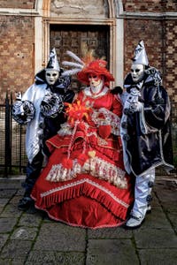 Die Kostümierten der Karnevalsparade von Venedig 2026 vor der Kirche San Zaccaria.