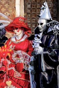 Die Kostümierten der Karnevalsparade von Venedig 2026 vor der Kirche San Zaccaria.