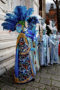Die Kostümierten der Karnevalsparade von Venedig 2026 vor der Kirche San Zaccaria.