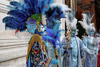 Die Kostümierten der Karnevalsparade von Venedig 2026 vor der Kirche San Zaccaria.
