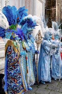 Die Kostümierten der Karnevalsparade von Venedig 2026 vor der Kirche San Zaccaria.