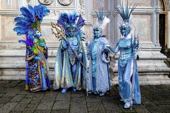 Die Kostümierten der Karnevalsparade von Venedig 2026 vor der Kirche San Zaccaria.