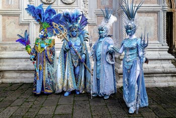 Die Kostümierten der Karnevalsparade von Venedig 2026 vor der Kirche San Zaccaria.