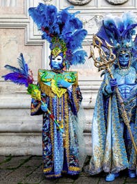 Die Kostümierten der Karnevalsparade von Venedig 2026 vor der Kirche San Zaccaria.