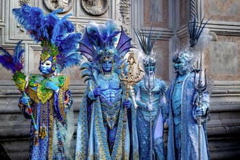 Die Kostümierten der Karnevalsparade von Venedig 2026 vor der Kirche San Zaccaria.