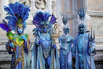 Die Kostümierten der Karnevalsparade von Venedig 2026 vor der Kirche San Zaccaria.