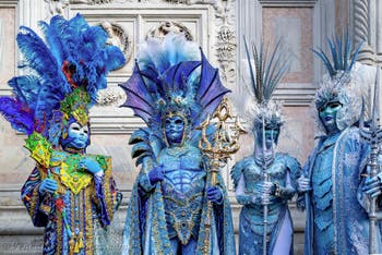 Die Kostümierten der Karnevalsparade von Venedig 2026 vor der Kirche San Zaccaria.