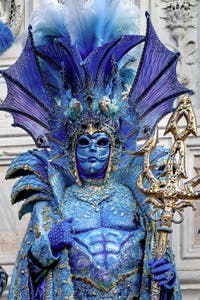 Die Kostümierten der Karnevalsparade von Venedig 2026 vor der Kirche San Zaccaria.
