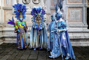 Die Kostümierten der Karnevalsparade von Venedig 2026 vor der Kirche San Zaccaria.
