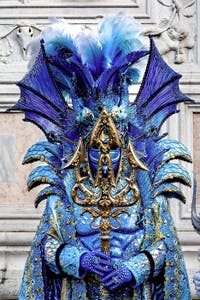 Die Kostümierten der Karnevalsparade von Venedig 2026 vor der Kirche San Zaccaria.