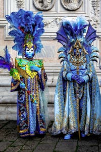 Die Kostümierten der Karnevalsparade von Venedig 2026 vor der Kirche San Zaccaria.