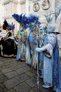 Die Kostümierten der Karnevalsparade von Venedig 2026 vor der Kirche San Zaccaria.