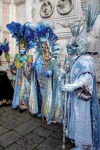 Die Kostümierten der Karnevalsparade von Venedig 2026 vor der Kirche San Zaccaria.