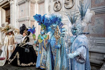 Die Kostümierten der Karnevalsparade von Venedig 2026 vor der Kirche San Zaccaria.