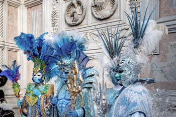 Die Kostümierten der Karnevalsparade von Venedig 2026 vor der Kirche San Zaccaria.