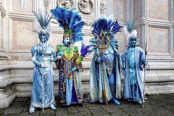 Die Kostümierten der Karnevalsparade von Venedig 2026 vor der Kirche San Zaccaria.