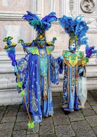 Die Kostümierten der Karnevalsparade von Venedig 2026 vor der Kirche San Zaccaria.