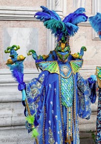 Die Kostümierten der Karnevalsparade von Venedig 2026 vor der Kirche San Zaccaria.