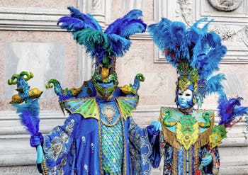 Die Kostümierten der Karnevalsparade von Venedig 2026 vor der Kirche San Zaccaria.