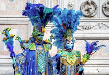 Die Kostümierten der Karnevalsparade von Venedig 2026 vor der Kirche San Zaccaria.