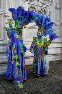 Die Kostümierten der Karnevalsparade von Venedig 2026 vor der Kirche San Zaccaria.