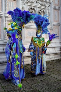 Die Kostümierten der Karnevalsparade von Venedig 2026 vor der Kirche San Zaccaria.