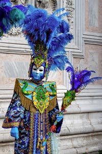 Die Kostümierten der Karnevalsparade von Venedig 2026 vor der Kirche San Zaccaria.