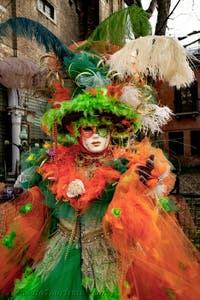 Die Kostümierten der Karnevalsparade von Venedig 2026 vor der Kirche San Zaccaria.