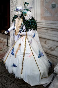 Die Kostümierten der Karnevalsparade von Venedig 2026 vor der Kirche San Zaccaria.