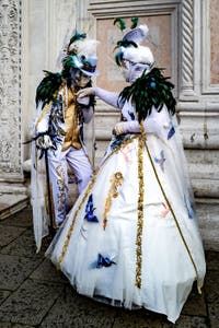 Die Kostümierten der Karnevalsparade von Venedig 2026 vor der Kirche San Zaccaria.