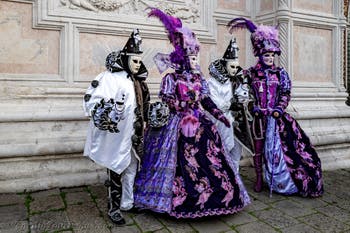 Die Kostümierten der Karnevalsparade von Venedig 2026 vor der Kirche San Zaccaria.
