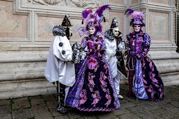 Die Kostümierten der Karnevalsparade von Venedig 2026 vor der Kirche San Zaccaria.