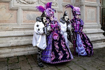 Die Kostümierten der Karnevalsparade von Venedig 2026 vor der Kirche San Zaccaria.