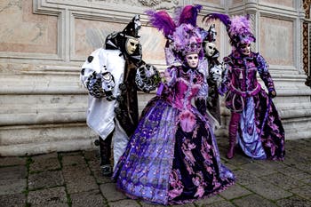 Die Kostümierten der Karnevalsparade von Venedig 2026 vor der Kirche San Zaccaria.