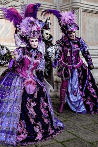 Die Kostümierten der Karnevalsparade von Venedig 2026 vor der Kirche San Zaccaria.