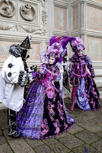 Die Kostümierten der Karnevalsparade von Venedig 2026 vor der Kirche San Zaccaria.