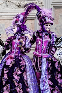 Die Kostümierten der Karnevalsparade von Venedig 2026 vor der Kirche San Zaccaria.