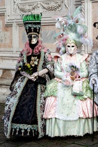 Die Kostümierten der Karnevalsparade von Venedig 2026 vor der Kirche San Zaccaria.