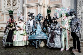 Die Kostümierten der Karnevalsparade von Venedig 2026 vor der Kirche San Zaccaria.