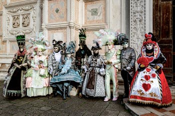 Die Kostümierten der Karnevalsparade von Venedig 2026 vor der Kirche San Zaccaria.