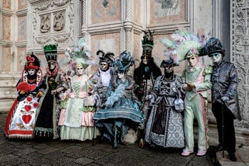 Die Kostümierten der Karnevalsparade von Venedig 2026 vor der Kirche San Zaccaria.
