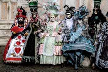 Die Kostümierten der Karnevalsparade von Venedig 2026 vor der Kirche San Zaccaria.