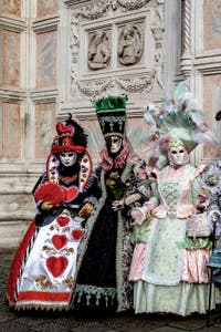 Die Kostümierten der Karnevalsparade von Venedig 2026 vor der Kirche San Zaccaria.