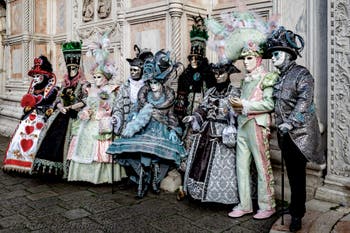 Die Kostümierten der Karnevalsparade von Venedig 2026 vor der Kirche San Zaccaria.