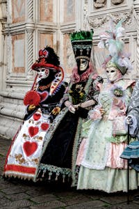 Die Kostümierten der Karnevalsparade von Venedig 2026 vor der Kirche San Zaccaria.