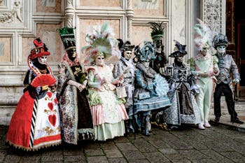 Die Kostümierten der Karnevalsparade von Venedig 2026 vor der Kirche San Zaccaria.